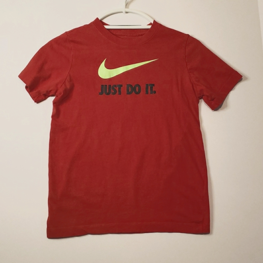 Nike boys large red t-shirt
